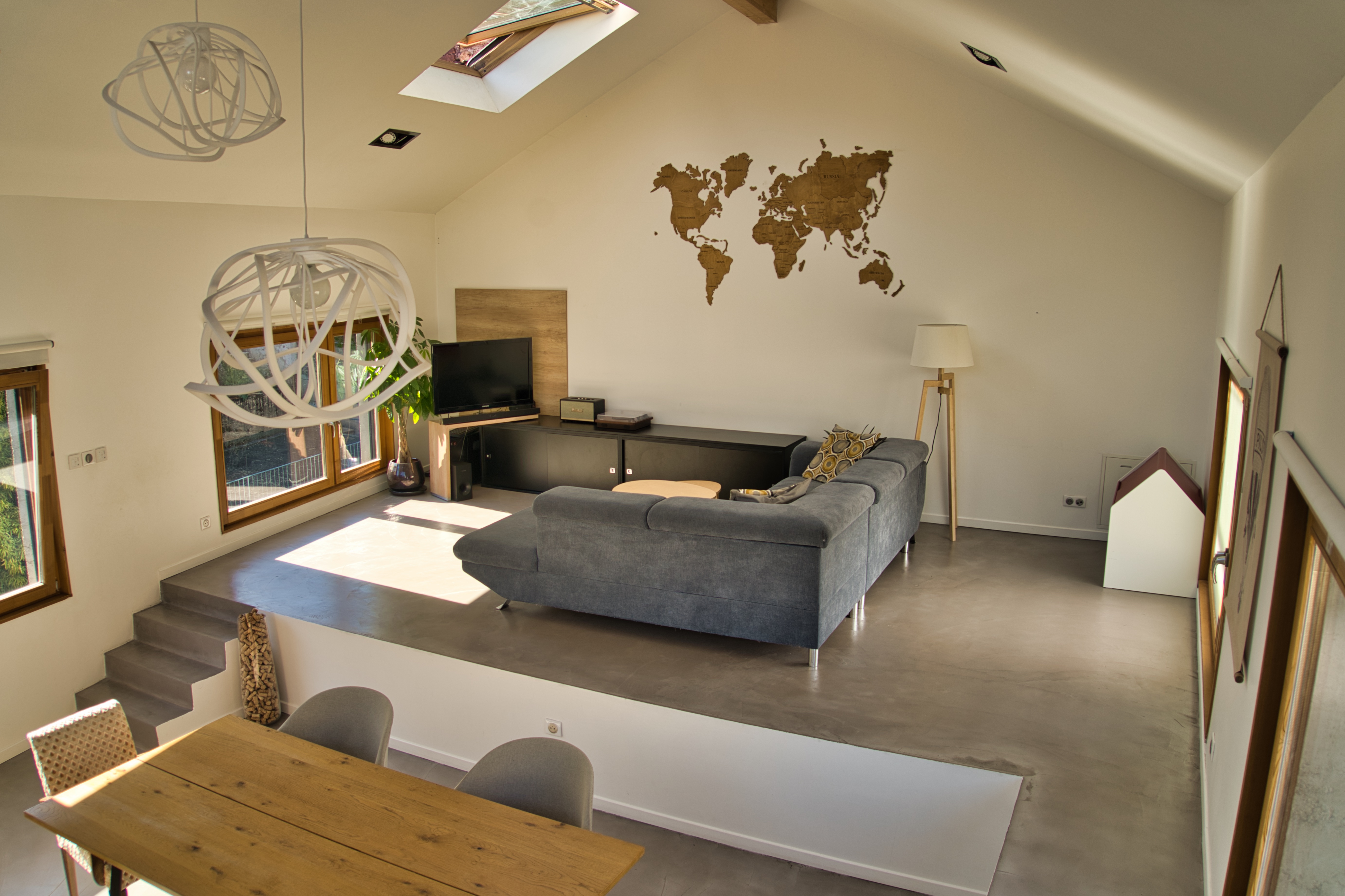 Séjour — vue plongeante sur les volumes et le velux