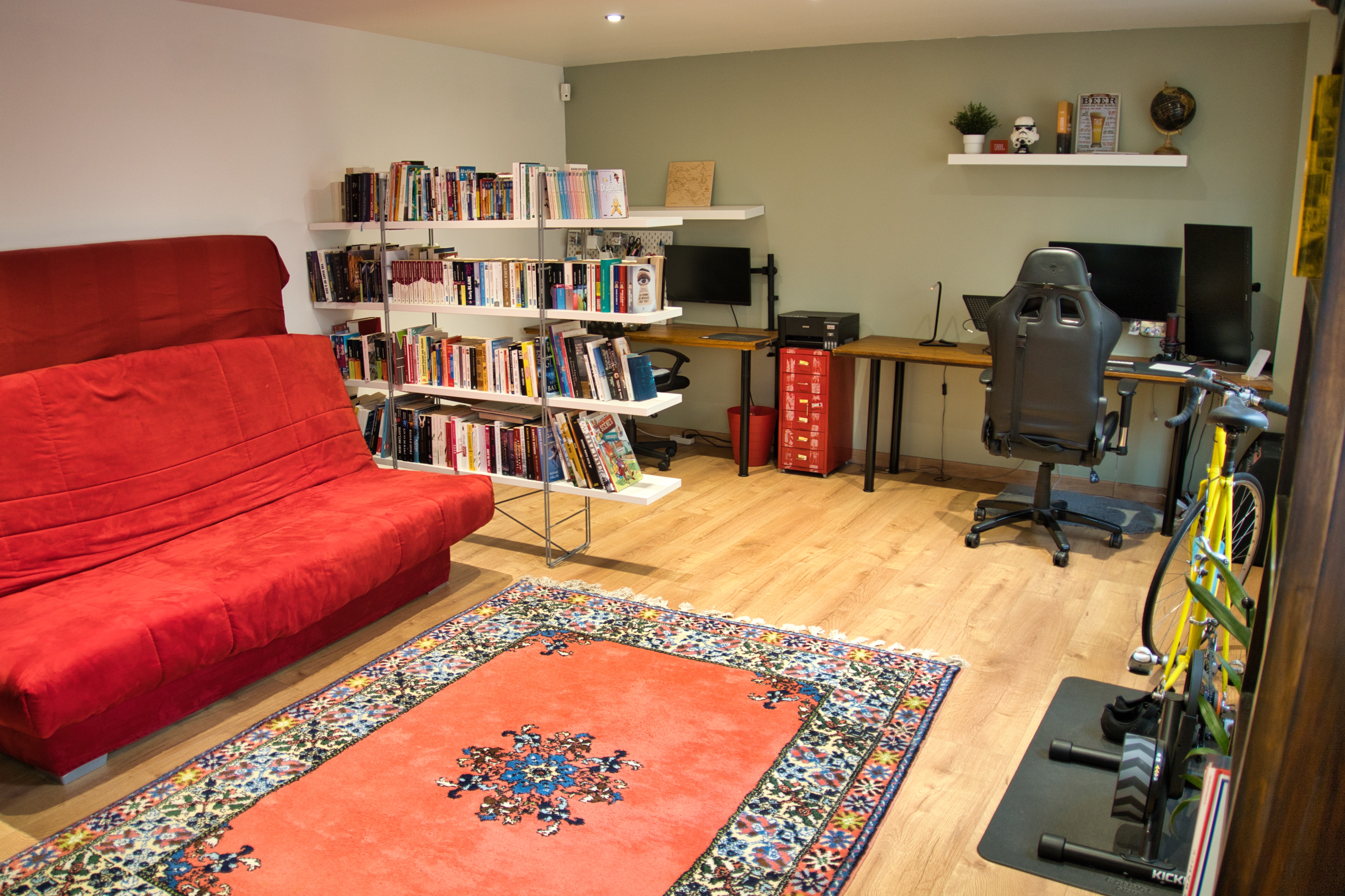 Bureau spacieux avec bibliothèque